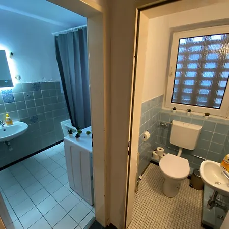 4-zimmer Fuer Monteure & Geschaeftsreisende رين